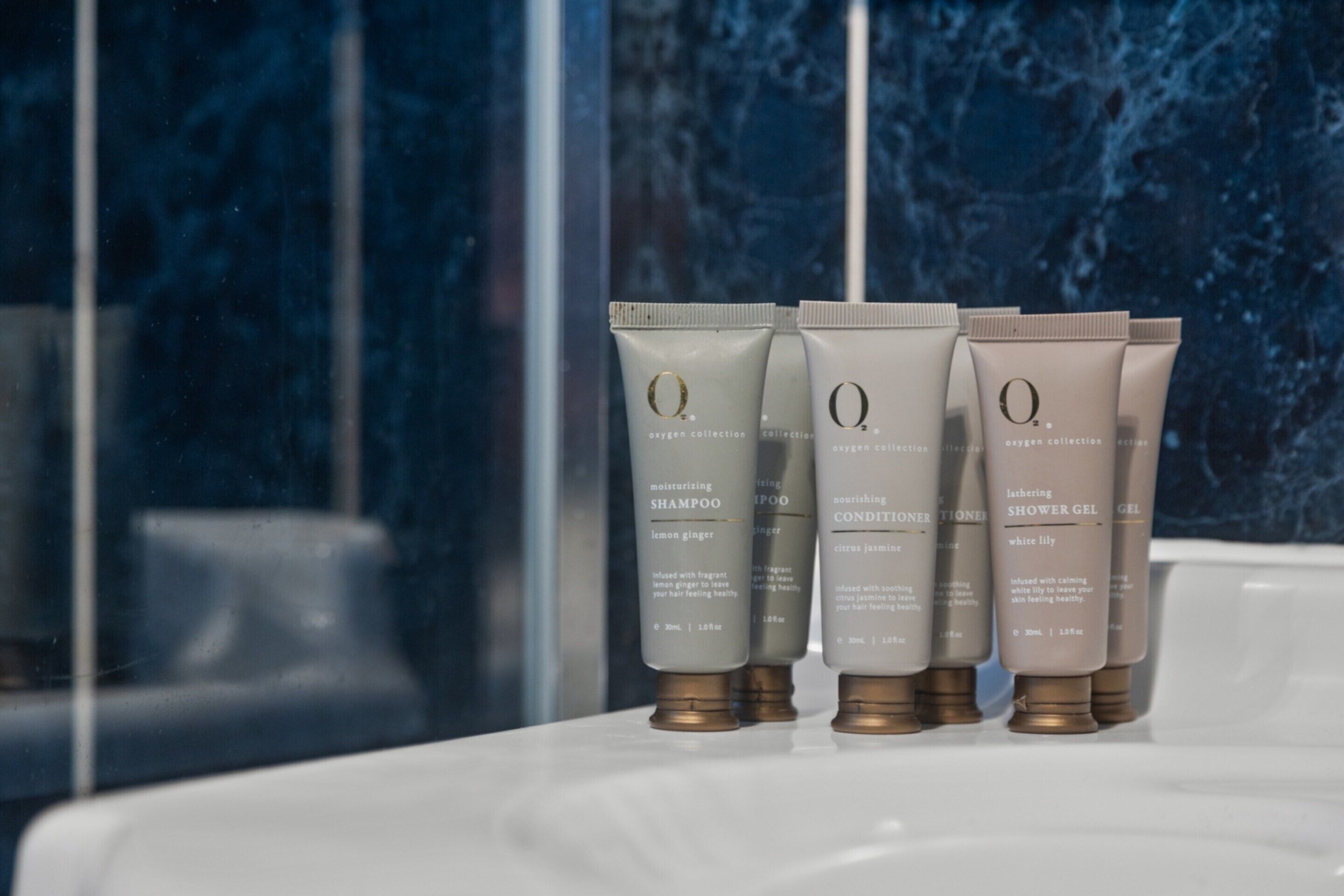 Quatre tubes de produits de soins pour la peau, posés sur une surface blanche.