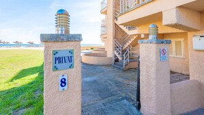 A private entrance with a sign indicating 'PRIVATE 8' and a no-smoking sign. - VORAMAR 1 - Fabulous beachfront apartment. Free Wi-Fi. (Alcúdia)