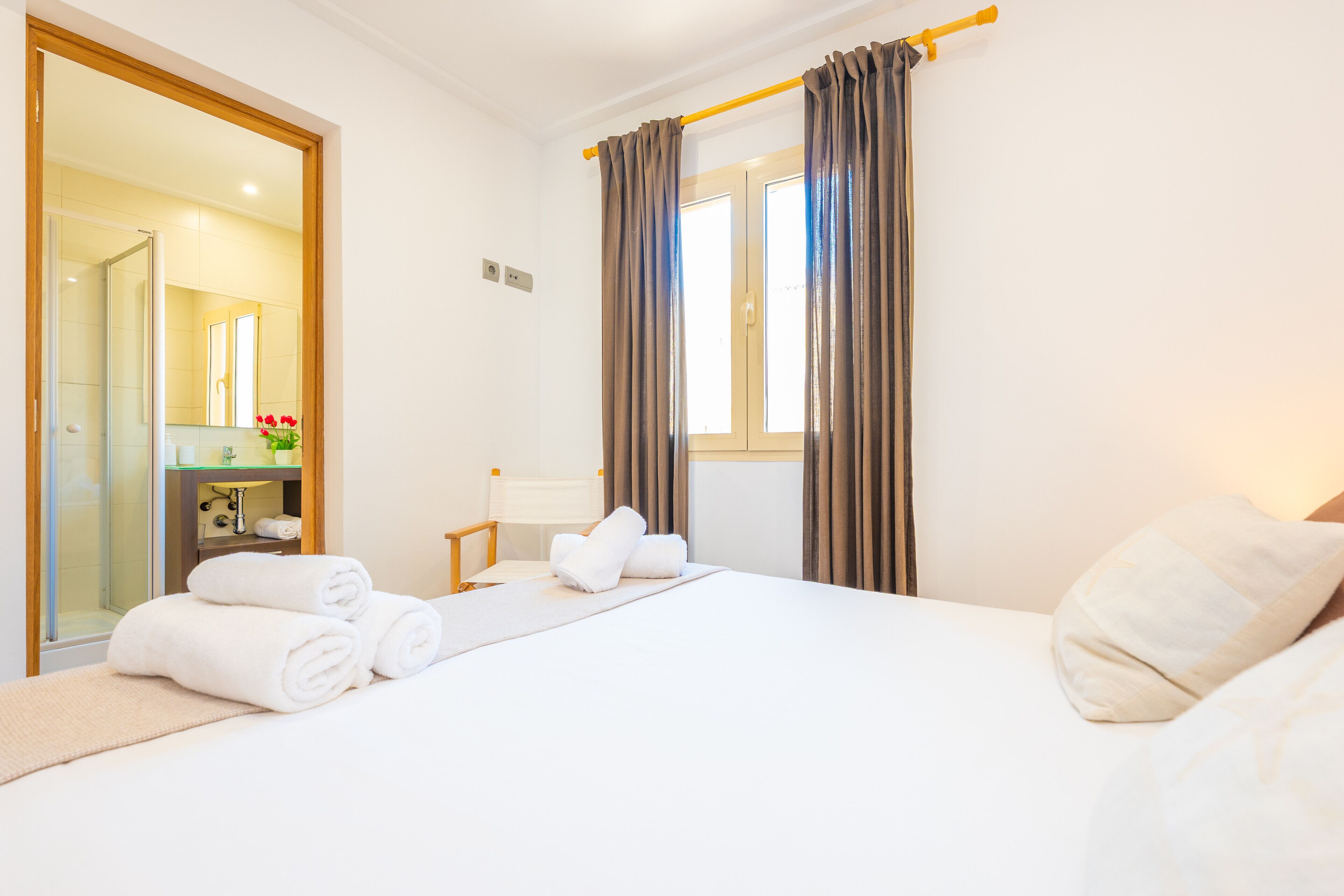 2 عدّة غرف نوم ومكواة/لوح كي وواي فاي مجانًا وملاءات أسرّة