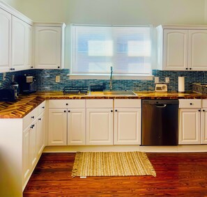 Private kitchen - 3-Bedroom 2-Bathroom Bungalow Gem in Historic College Park 8 mins from Airport (Atlanta)