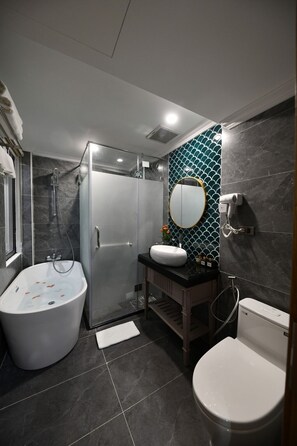 Familieværelse til 4 personer - ikke-ryger - udsigt til gårdsplads | Bruser på badeværelset