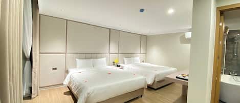 Familieværelse til 4 personer | Minibar, pengeskab på værelset, skrivebord