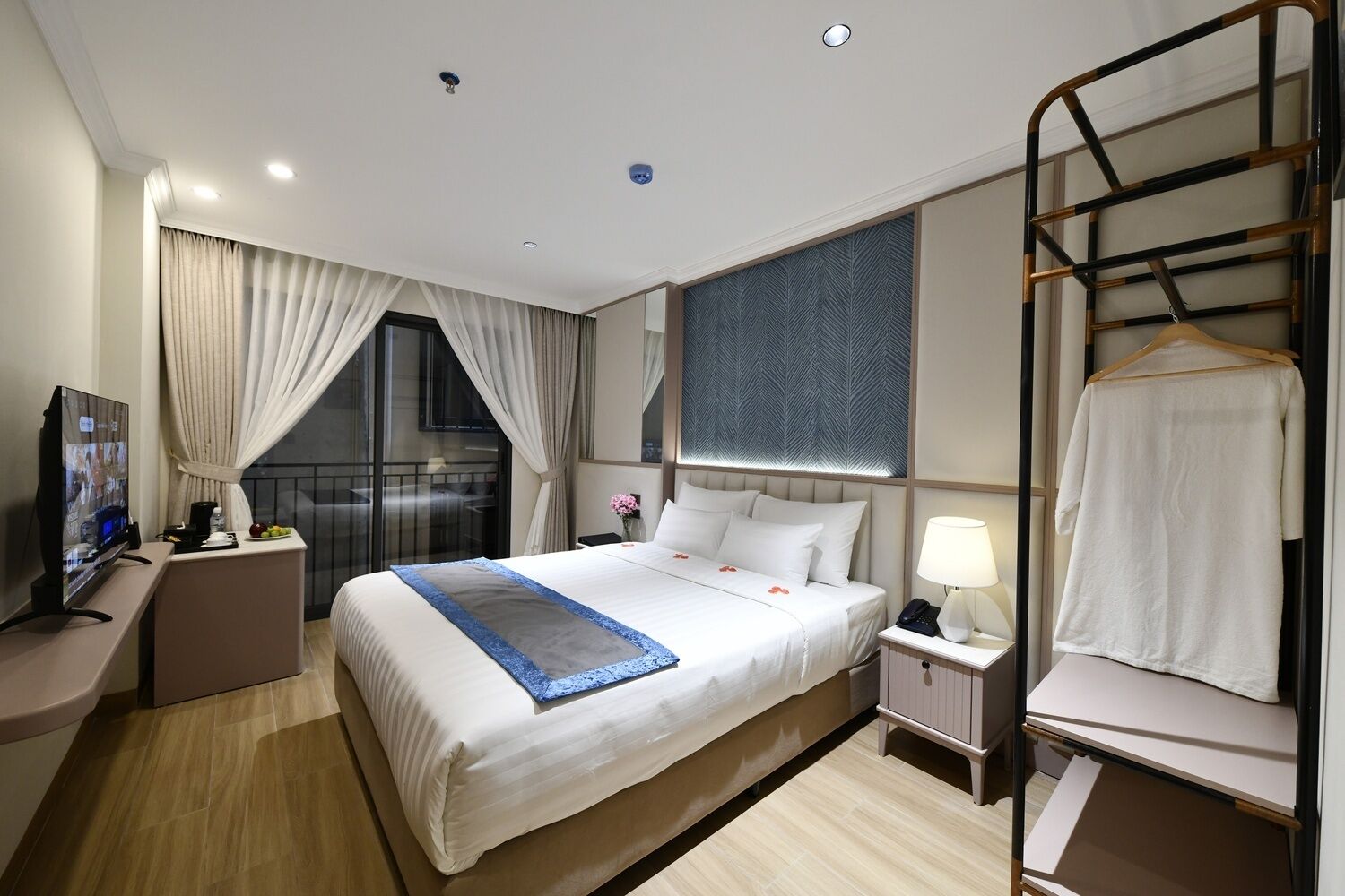 Superior-dobbeltværelse - ikke-ryger - udsigt til gårdsplads | Minibar, pengeskab på værelset, skrivebord