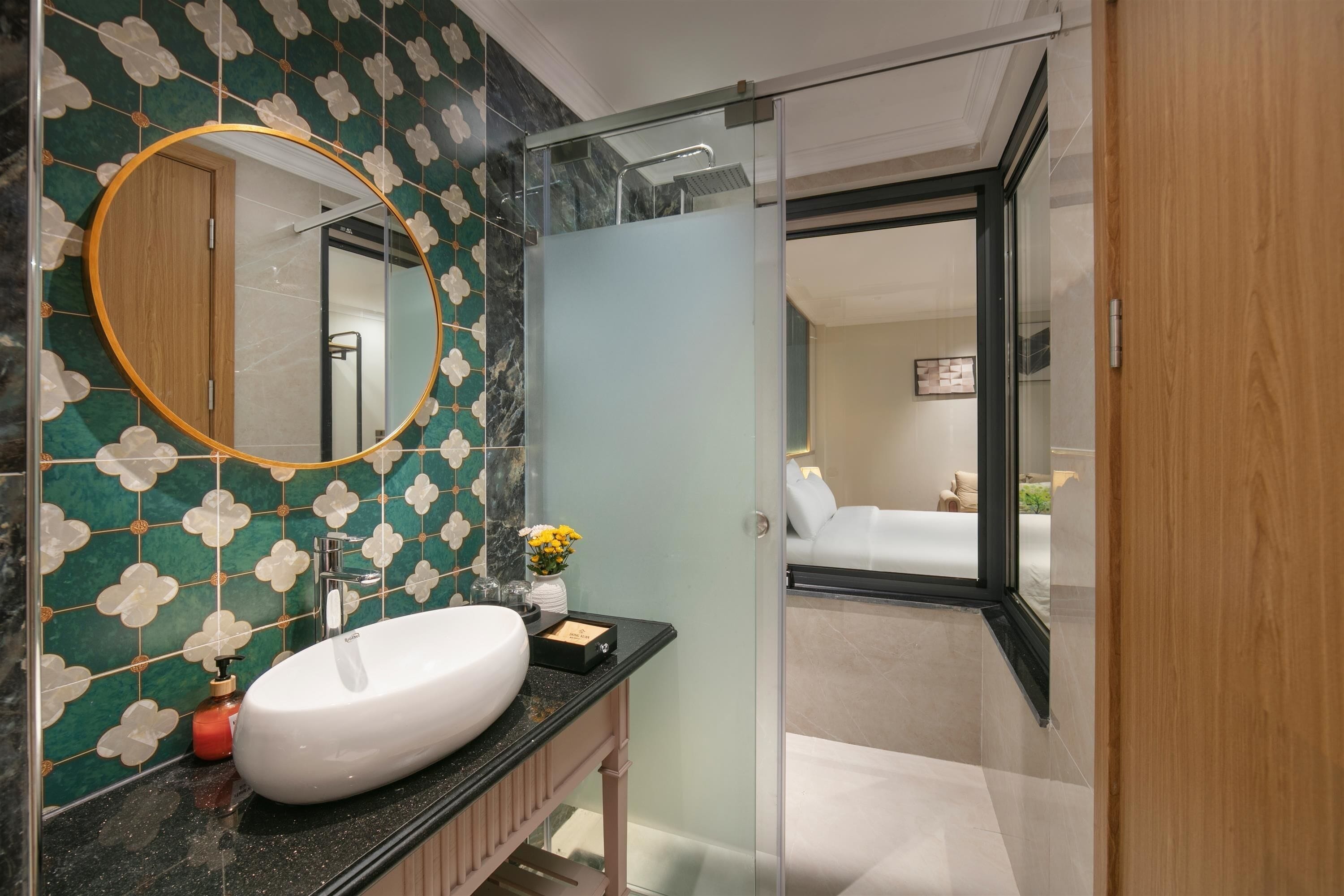 Chambre Sénior double, non-fumeur, vue sur la cour intérieure | Salle de bain | Articles de toilette (gratuits), séchoir à cheveux, pantoufles, bidet