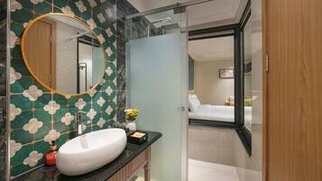 Chambre Sénior double, non-fumeur, vue sur la cour intérieure | Salle de bain | Articles de toilette (gratuits), séchoir à cheveux, pantoufles, bidet