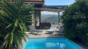 A swimming pool with lounge chairs and a view of mountains. - Villa with pool and terrace sea view | V02 (Imperia)