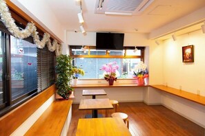 Ein Restaurantinneres mit Holzböden, einer Theke und Sitzgelegenheiten.