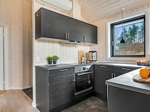 Kjøleskap, oppvaskmaskin og kjøkkenutstyr