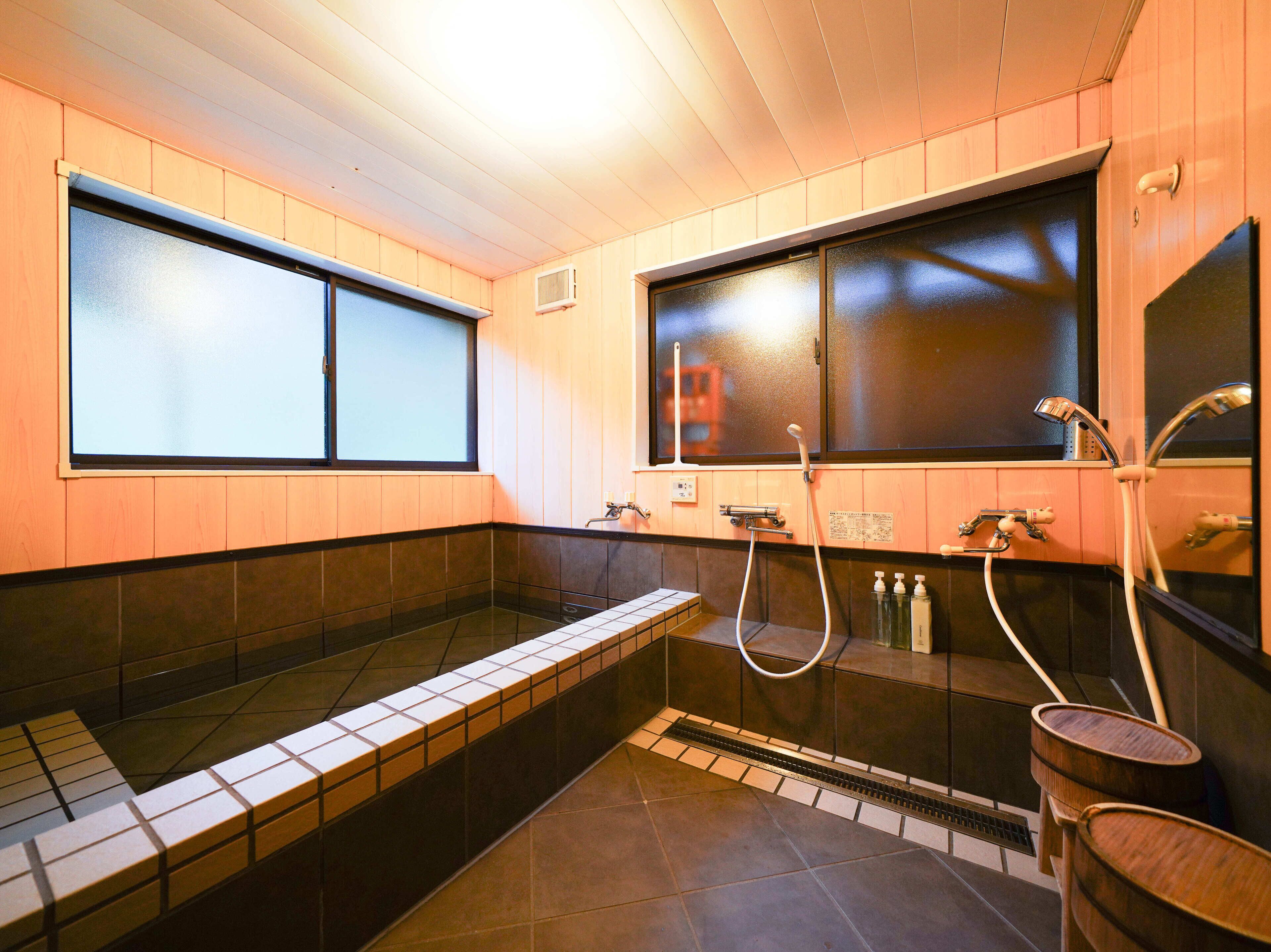 Tina y regadera independientes, toallas, jabón, shampoo 