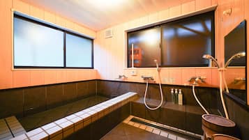 Badewanne und Dusche (separat), Handtücher, Seife, Shampoo