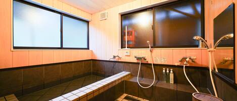 Tina y regadera independientes, toallas, jabón, shampoo