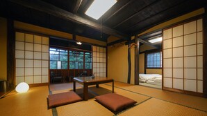 A traditional Japanese room with tatami flooring, a low table, and sliding doors. - MAHOROBA (Nagano)