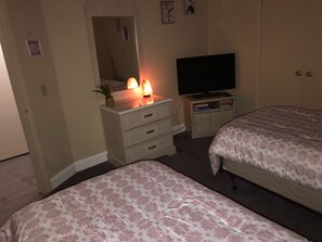 3 chambres, fer et planche à repasser, Wi-Fi, draps fournis