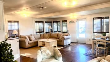 TV connectée, cheminée, jeux vidéo, livres