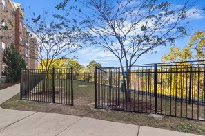 Property grounds - Southbank Riverfront Condo with Pool & Gym Access (Tuscaloosa)