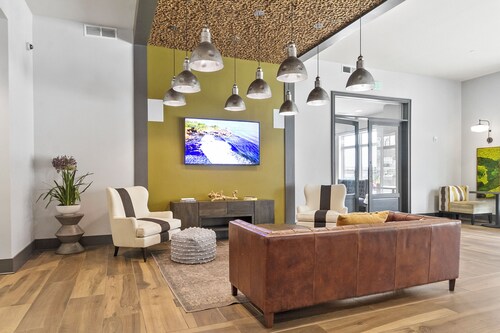 Southbank Riverfront Condo with Pool & Gym Access