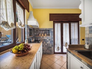 Apartamento família | Cozinha privada | Geladeira, micro-ondas, fogão, cooktop