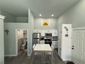 Mikrobølgeovn, ovn og kokeplater