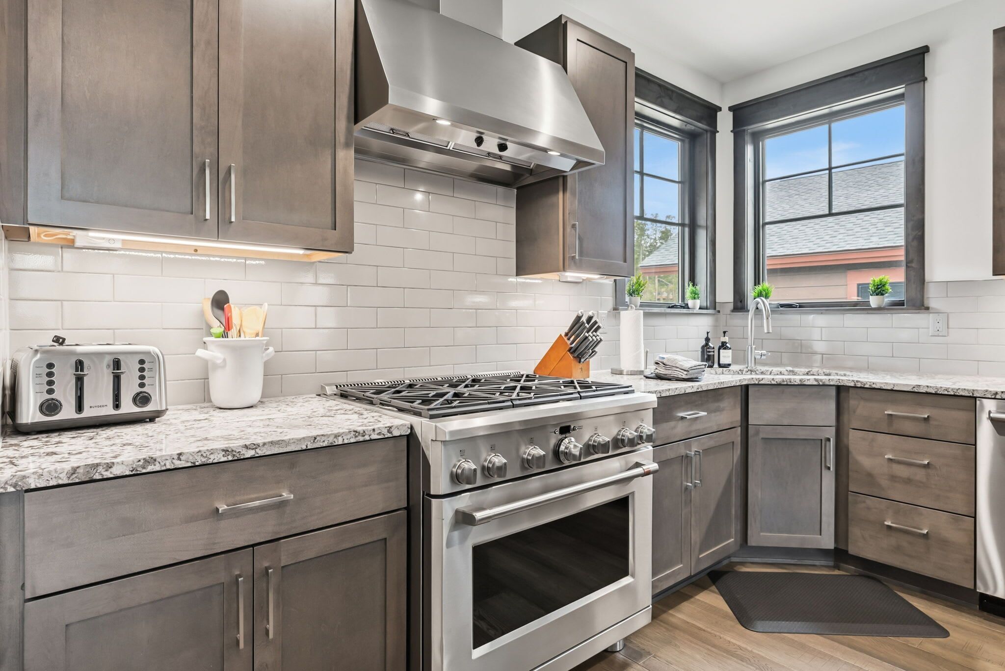 Frigorifero, forno, piano cottura, lavastoviglie