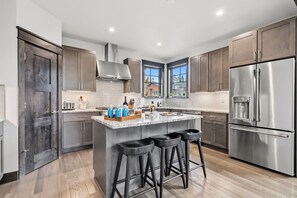 Fridge, oven, stovetop, dishwasher