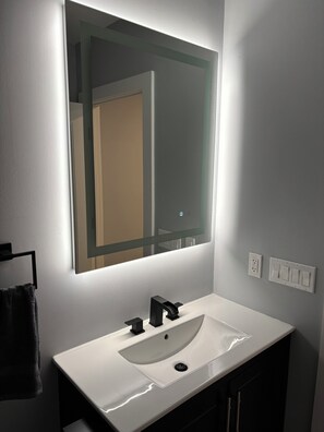 シャワー、ヘアドライヤー、タオル、石鹸