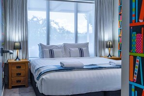 4 bedrooms, desk, iron/ironing board, WiFi - Wanaka Haven - Spa, Views & Outdoor Living (Wānaka)