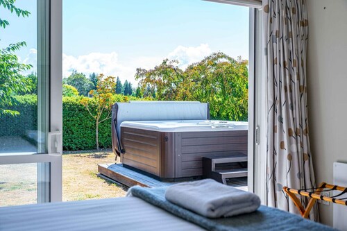 Wanaka Haven - Spa, Views & Outdoor Living