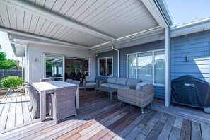 Outdoor dining - Wanaka Haven - Spa, Views & Outdoor Living (Wānaka)