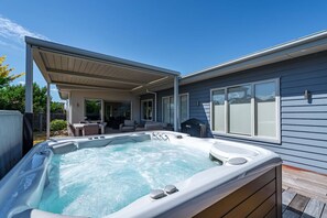 Terrace/patio - Wanaka Haven - Spa, Views & Outdoor Living (Wānaka)