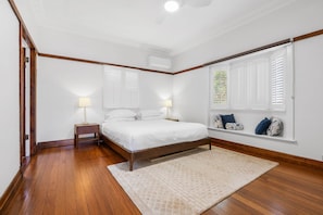 3 bedrooms, laptop workspace, iron/ironing board, bed sheets - Family-friendly Home in Vibrant West End (Brisbane)