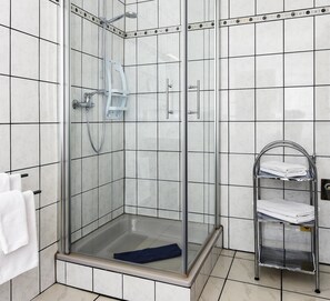 Apartment | Bathroom | Towels - Geraumige Ferienwohnung mit Terrasse in Bensersiel (Esens)