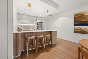 Appartement | Cuisine privée | Batterie de cuisine, vaisselle et ustensiles