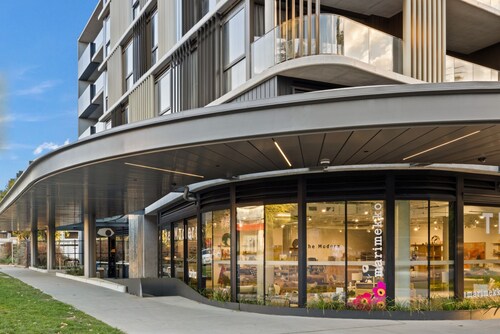 Elegant 2-bed Urban Retreat With Outdoor Dining