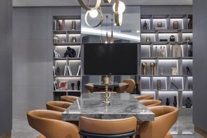 المنشأة من الداخل