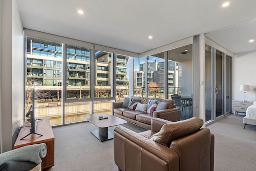 Spacious Lakefront Apartment With Pool Access