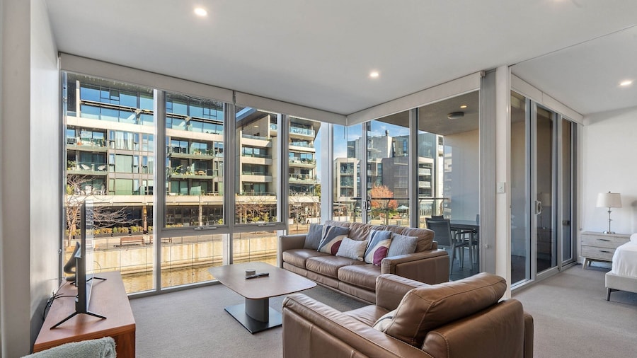 Spacious Lakefront Apartment With Pool Access