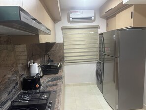 Kjøleskap, mikrobølgeovn, ovn og kokeplater