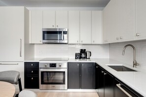 Fridge, microwave, oven, stovetop - Blueground | Morningside Heights, fitness center, nr Riverside Park (New York)