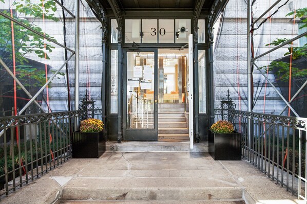 Exterior detail - Blueground | Morningside Heights, fitness center, nr Riverside Park (New York)