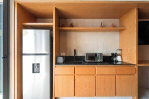 Kühlschrank, Mikrowelle, Herdplatte, Wasserkocher mit Kaffee-/Teezubehör