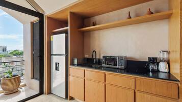 Geladeira, micro-ondas, cooktop, cafeteira/chaleira