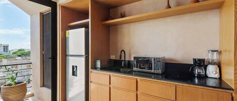 Geladeira, micro-ondas, cooktop, cafeteira/chaleira