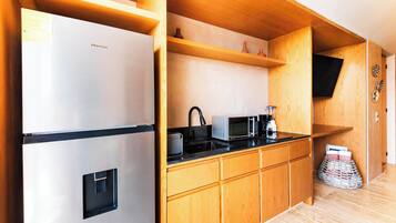 Een koelkast, een microgolfoven, een kookplaat