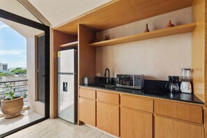 Kühlschrank, Mikrowelle, Herdplatte, Wasserkocher mit Kaffee-/Teezubehör