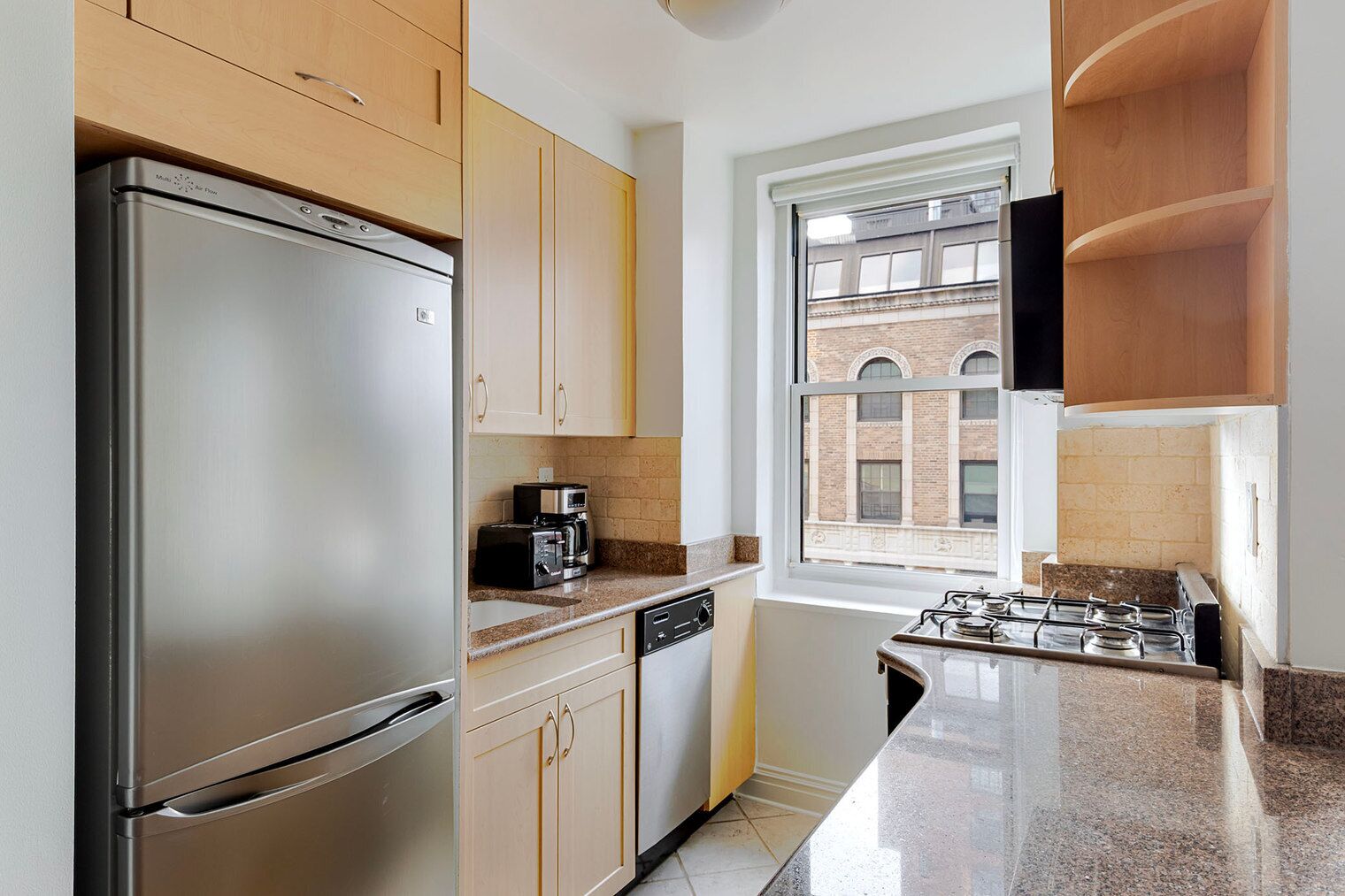 Kühlschrank, Herdplatte, Kochgeschirr/Geschirr/Besteck