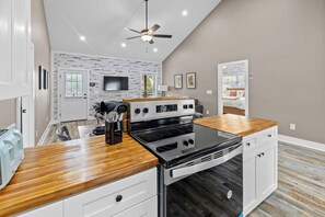 ثلاجة، ميكروويف، فرن، موقد طهي مسطح