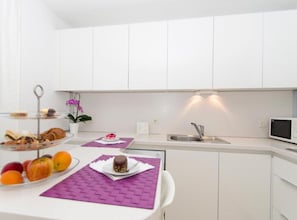 Apartamento | Cozinha privada | Geladeira, micro-ondas, cooktop, lava-louças