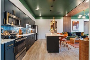 Cafetera y tetera, refrigerador, microondas y horno