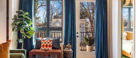 Televisión, chimenea y oficina