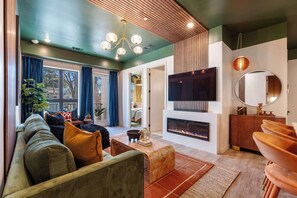 TV, peis og kontorer